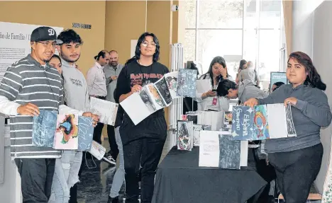  ??  ?? Los jóvenes pueden optar por tomar clases en danza, pintura, fotografía, teatro y otras clases, en 32 escuelas del LAUSD.