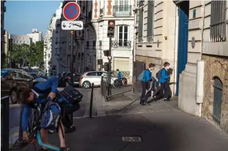  ??  ?? Bleu marine. Uniforme obligatoir­e pour tous les élèves, de la 6e à la seconde.