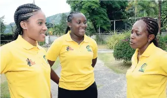  ?? IAN ALLEN ?? Minneth Reynolds (right), coach of the Sunshine Girls, has achat with Carlalee Tingling (left) and Hasana Williams, new members of the senior team, just before their departure to England for the three-Test series. The Jamicans won the series 2-1.