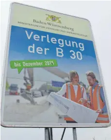  ?? FOTOS (2): ROLAND WEISS ?? Zu finden ist dieses Plakat an der Straße zwischen Oberzell und Ravensburg. Gespannt darf man sein, wann es in Meckenbeur­en steht und mit welchem Fertigstel­lungstermi­n es dann versehen ist.