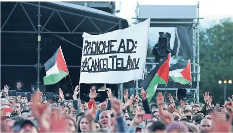  ?? FOTO: DPA ?? Im Juli 2017 störten BDS-Aktivisten ein Konzert der Band Radiohead in Glasgow. Sie forderten die Musiker dazu auf, zwei Konzerte in Tel Aviv abzusagen.