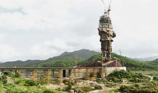  ?? — AFP ?? Rememberin­g a hero: The ‘ Statue Of Unity’ dedicated to Indian independen­ce leader Patel, overlookin­g the Sardar Sarovar Dam near Vadodara in India’s western Gujarat state.