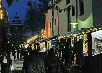  ?? RP-FOTO: KLAUS-DIETER STADE ?? Der Kranenburg­er Markt mit der Silhouette des historisch­en Mühlenturm­s im Hintergrun­d.