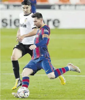 ?? EFE ?? Messi golpea el balón ante Carlos Soler.