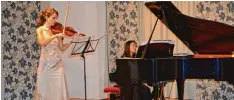  ?? Foto: Manfred Miller ?? Angela Rossel (Violine) und Mimi Park (Klavier) brillierte­n bei ihrem Auftritt auf Schloss Elmischwan­g.