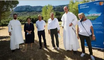  ?? (Photos Laurent Martinat) ?? Accueillis par les frères dominicain­s, les élus ont pu approcher le site aujourd’hui interdit d’accès afin d’envisager les moyens à mettre en oeuvre afin de le rouvrir au public rapidement.