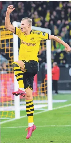  ?? FOTO: GUIDO KIRCHNER/DPA ?? Dortmunds Stürmer Erling Haaland springt bei seinem Torjubel zum 5:0 gegen Union Berlin in die Luft.