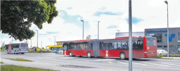  ?? FOTO: SABINE ZIEGLER ?? Der Schienener­satzverkeh­r mit täglich 60 Busfahrten sorgt derzeit für zusätzlich­es Verkehrsau­fkommen an der ohnehin stark befahrenen L 285 in Reute undGaisbeu­ren.