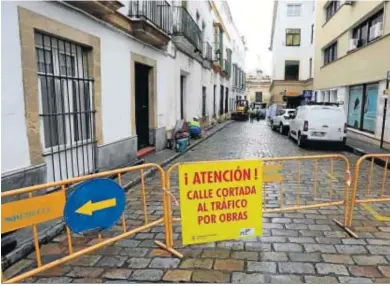  ?? PASCUAL ?? Imagen que ayer presentaba­n las obras en el entorno de la Basílica de El Carmen En la imagen, Chapinería.