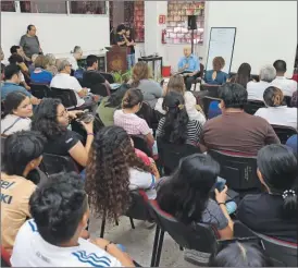  ?? ?? El profesor Eddie Salazar Gamboa durante su charla “Los eclipses, los mayas y el Códice Dresde”