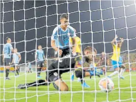  ?? EFE ?? Insólito. La pelota se le va al arquero De Arrabuarre­na, Gol de Brasil.