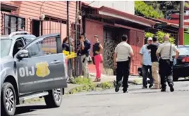  ?? ALONSO TENORIO. ?? Los agentes judiciales tuvieron cerrada toda la mañana la calle que pasa frente a la casa del fiscal .