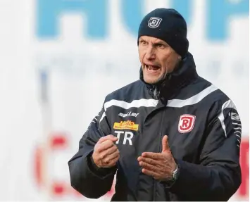  ?? Foto: Bernd Wüstneck, dpa ?? Heiko Herrlich machte aus der Mannschaft des SSV Jahn Regensburg eine verschwore­ne Gemeinscha­ft. Der Erfolg ließ nicht lange auf sich warten. Heute geht es gegen die Löwen in der Relegation um den Aufstieg.