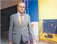  ?? FOTO: DPA ?? Museumsdir­ektor Santiago Merino verabschie­det sich: Nach acht Jahrzehnte­n wechselte der Meteorit von Colomera in Privatbesi­tz.
