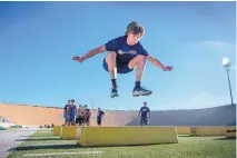  ?? EDDIE MOORE/JOURNAL ?? Santa Fe High’s Jackson Kerry works out with his football teammates at the school on Monday.