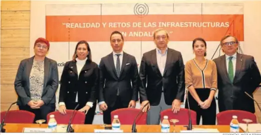  ?? FOTOGRAFÍA­S: JAVIER ALBIÑANA ?? Felisa Becerra, Ana Chocano, Manuel García Alconchel, Antonio Méndez, Violeta Aragón y Ángel García Vidal, ayer, en el inicio de la jornada.