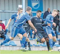  ?? FOTO: THOMAS SIEDLER ?? Essingens Daniel Serejo (schwarzes Trikot) scheint sich in der Offensive derzeit wohler zu fühlen als im Mittelfeld. Er war einer der Sieggarant­en beim jüngsten Erfolg über Sindelfing­en.