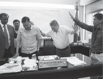  ?? PHOTO
CONTRIBUTE­D ?? Fr. Condrado Lumahan ( right), director of the Internatio­nal Christian Mission, pray over Regional Police Chief C/ Supt. Prudencio Tom Bañas during a visit yesterday. With Lumahan are fellow ICM members Edwin Marsalen, Jimmy Chang, Dorai Ratu and...