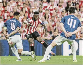  ?? FOTO: EFE ?? Atado El Arsenal concedió más bien poco a Iñaki Williams y compañía
