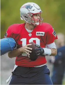  ?? STAFF PHOTO BY NANCY LANE ?? FENDING OFF CHALLENGES: Tom Brady looks to pass during a drill yesterday as he and the Patriots prepare to face the Jaguars defense Sunday in Jacksonvil­le.