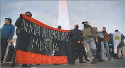  ?? CEDOC PERFIL ?? PROTESTAS. Tras la carta de 300 referentes, ayer hubo marchas en autos y de a pie en el Obelisco.