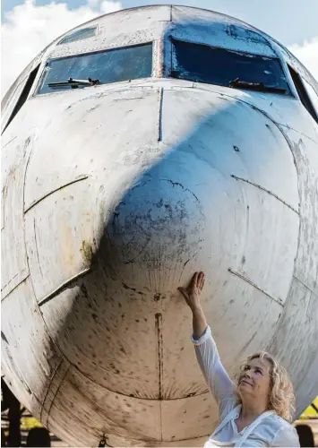  ?? Foto: Felicitas von Lutzau ?? Nach fast 40 Jahren hat Gabriele von Lutzau die „Landshut“zum ersten Mal wiedergese­hen – jenes Flugzeug, in dem sie 1977 fünf Tage lang als Geisel festgehalt­en wurde.