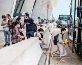  ??  ?? ROCES. En el aeropuerto de Washington, en Estados Unidos, los refugiados afganos llegaban poco a poco en un ambiente tranquilo. En tanto que del otro lado del Atlántico los talibanes buscaban a los disidentes entre Kabul y el valle de Panshir.