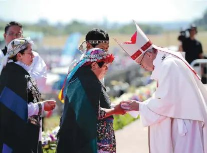  ?? FOTO ?? Algunos líderes mapuches participar­on en la eucaristía celebrada por el Papa Francisco en Temuco. A quienes les dijo: “no se puede pedir reconocimi­ento aniquiland­o al otro”.