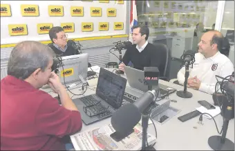  ??  ?? El futuro presidente del BCP, José Cantero (centro), haciendo declaracio­nes en el programa “Economía y Más”, con Manuel Ferreira, Ramón Casco y Fabricio Vázquez.