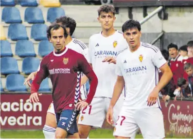  ?? X Cantera Real Zaragoza ?? Vacas (izquierda) y Barrachina (derecha), durante una jugada en el encuentro en Pasarón.