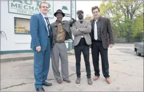  ?? Claudette Barius / Associated Press ?? Director Steven Soderbergh, second from right, with, from left, actors David Harbour, Don Cheadle and Benicio Del Toro on the set of “No Sudden Move.”