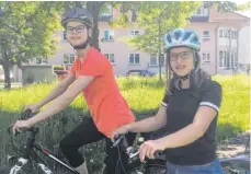  ?? FOTO: JANA BARETH ?? Svenja Bareth (li.) und Simona Martiny haben am Gymnasium Weingarten eine Umfrage zum Thema Fahrradhel­m gemacht.