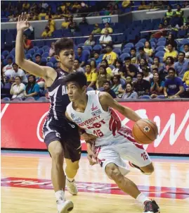  ?? (Federico Cruz) ?? UNIVERITY of the East forward Renz Palma (16) evades the defense of Adamson rookie JD Tungcab in yesterday’s UAAP game won by the Falcons, 74-71.