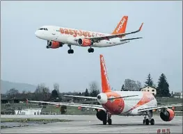  ?? DENIS BALIBOUSE / REUTERS ?? Aviones de EasyJet del modelo Airbus A320