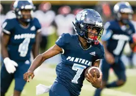  ?? DANIEL A. VARELA dvarela@miamiheral­d.com ?? Palmetto High wide receiver Mike Jackson makes a catch against Edison at Tropical Park in Miami on Friday. The Panthers beat the Red Raiders, 14-6.