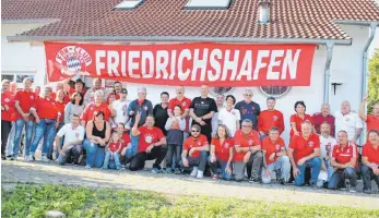  ?? FOTO: G. IMGRUND / FCB FANCLUB ?? Das Bild zeigt einen Großteil der Bayernfans vor dem Zunftheim in Ailingen.