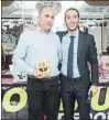  ??  ?? En la imagen, el ex tesorero Jesús García-Plaza, uno de los peñistas premiados. También recibieron un recuerdo José Julián Espada, Javier Díaz y Paco Vega