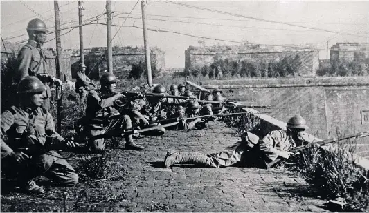  ??  ?? EXPANSIÓN POR CHINA. En la foto, los soldados japoneses se acercan a Qiqihar tras haber ocupado Manchuria, en septiembre de 1931.