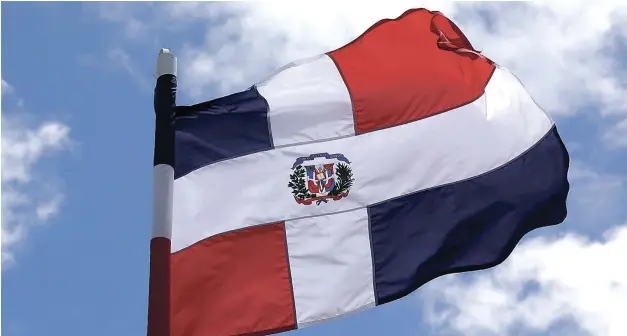  ??  ?? ¡Alcemos nuestra bandera dominicana con orgullo y nuestro canto con viva emoción!