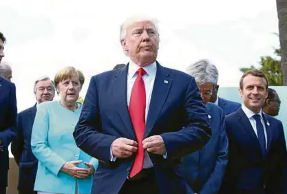  ??  ?? Wo ich bin, ist vorn: US-Präsident Donald Trump in Taormina, links Kanzlerin Angela Merkel. Foto: Alessandro Bianchi