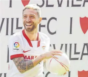  ?? EFE ?? Un sonriente `Papu' Gómez, ayer durante su presentaci­ón oficial como nuevo jugador sevillista
//