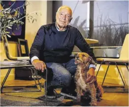 ?? Jordi Otix ?? Pedro Payrá , amb el seu gos, per explicar el seu tractament.