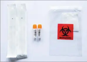  ??  ?? Cotons-Tiges stériles, flacons de conservati­on, et pochette arborant un symbole de risque biologique… Les labos envoient bien de véritables kits de recueil de cellules humaines.