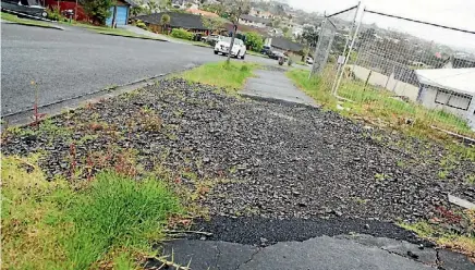  ?? AMY BAKER/FAIRFAX NZ ?? One of two entrances to the site which residents say has rendered the footpath unusable.