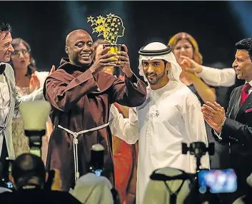  ?? Picture: NEERAJ MURALI ?? BEST OF THE BEST: Hugh Jackman watches as Sheikh Hamdan presents the Global Teacher Prize trophy to Peter Tabichi.