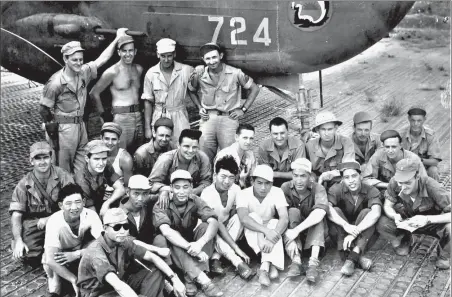  ?? PROVIDED TO CHINA DAILY PHOTOS ?? James Mills (back row, left) and US and Chinese mechanics pose in front of a B-25 bomber at Moran Air Field in Assam, India.