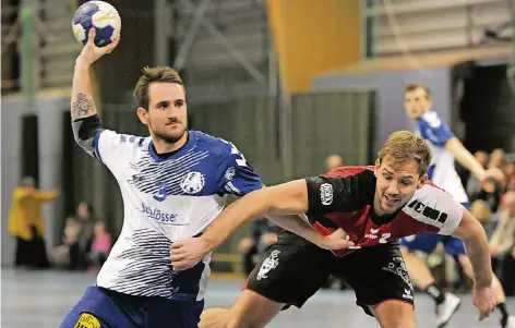  ?? FOTO: BENEFOTO ?? Nico Merten (l.) will sich mit dem TV Angermund auch in der zweiten Saison nach dem Aufstieg in der Oberliga durchsetze­n.