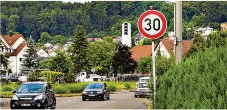  ?? Foto: Archiv/jenny Räpple ?? 2013 hat schon mal Tempo 30 für die Heidenheim­er Straße in Bolheim gegolten. Damals wa die B 19 saniert worden und der Verkehr wurde über Monate über Bolheim umgeleitet.