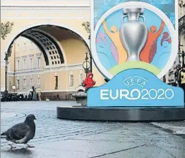  ?? ANTON VAGANOV / REUTERS ?? El logo de l’Eurocopa 2020 als carrers de Sant Petersburg