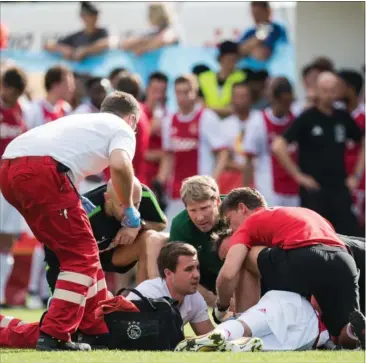  ?? FOTO: /RITZAU/ ?? Ajax-spilleren Abdelhak Nouri faldt om under en venskabska­mp mellem Ajax og Werder Bremen i lørdags.